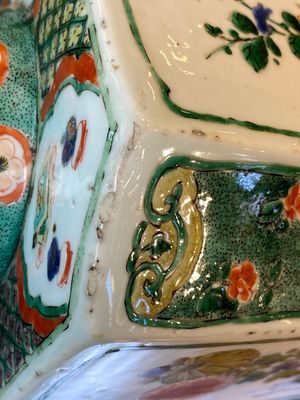 Paire de vases de forme hexagonale en porcelaine de Chine famille verte aux panneaux floraux, Kangxi — photo 20
