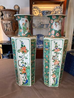 Paire de vases de forme hexagonale en porcelaine de Chine famille verte aux panneaux floraux, Kangxi — photo 2