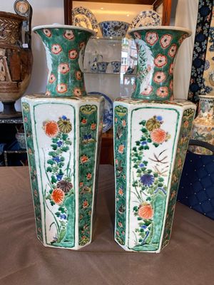 Paire de vases de forme hexagonale en porcelaine de Chine famille verte aux panneaux floraux, Kangxi — photo 3