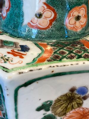 Paire de vases de forme hexagonale en porcelaine de Chine famille verte aux panneaux floraux, Kangxi — photo 10