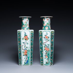 Paire de vases de forme hexagonale en porcelaine de Chine famille verte aux panneaux floraux, Kangxi — photo 1