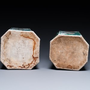 Paire de vases de forme hexagonale en porcelaine de Chine famille verte aux panneaux floraux, Kangxi — photo 6