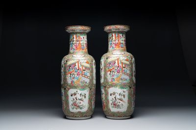 Paire de vases de forme rouleau en porcelaine de Chine famille rose de Canton, 19ème