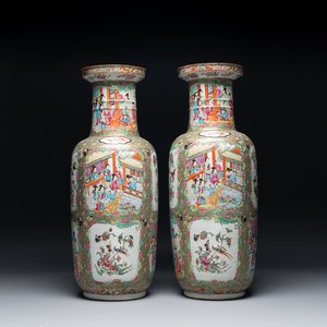 Paire de vases de forme rouleau en porcelaine de Chine famille rose de Canton, 19ème — photo 1