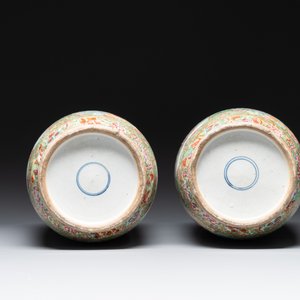 Paire de vases de forme rouleau en porcelaine de Chine famille rose de Canton, 19ème — photo 6