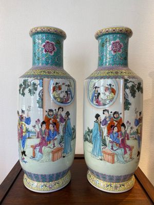 Paire de vases de forme rouleau en porcelaine de Chine famille rose, marque de Qianlong, République — photo 1