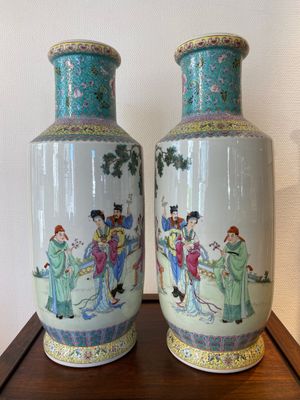 Paire de vases de forme rouleau en porcelaine de Chine famille rose, marque de Qianlong, République — photo 2
