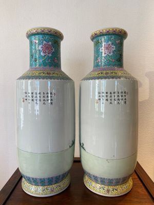 Paire de vases de forme rouleau en porcelaine de Chine famille rose, marque de Qianlong, République — photo 3