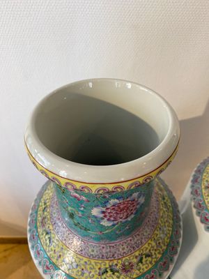 Paire de vases de forme rouleau en porcelaine de Chine famille rose, marque de Qianlong, République — photo 5