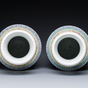 Paire de vases de forme rouleau en porcelaine de Chine famille rose, marque de Qianlong, République — photo 5
