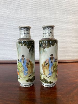 Paire de vases de forme rouleau en porcelaine de Chine famille rose, signés Xiong Xiaofeng 熊曉峰, datés 1947 — photo 1