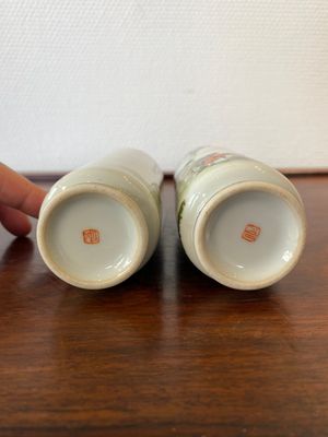 Paire de vases de forme rouleau en porcelaine de Chine famille rose, signés Xiong Xiaofeng 熊曉峰, datés 1947 — photo 4