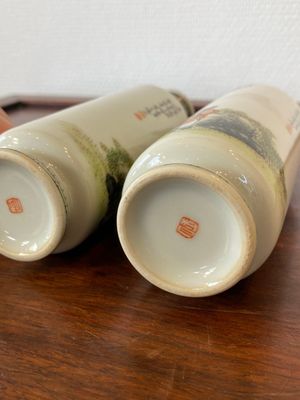 Paire de vases de forme rouleau en porcelaine de Chine famille rose, signés Xiong Xiaofeng 熊曉峰, datés 1947 — photo 5