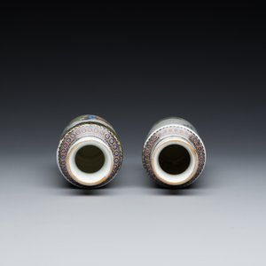 Paire de vases de forme rouleau en porcelaine de Chine famille rose, signés Xiong Xiaofeng 熊曉峰, datés 1947 — photo 5