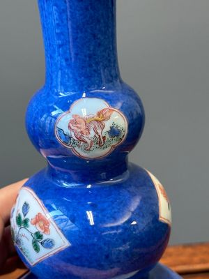 Paire de vases de forme triple gourde en porcelaine de Chine famille verte à fond bleu poudré à décor d'antiquités, Kangxi — photo 13