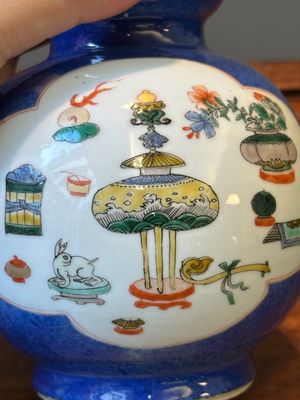 Paire de vases de forme triple gourde en porcelaine de Chine famille verte à fond bleu poudré à décor d'antiquités, Kangxi — photo 15