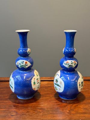 Paire de vases de forme triple gourde en porcelaine de Chine famille verte à fond bleu poudré à décor d'antiquités, Kangxi — photo 4