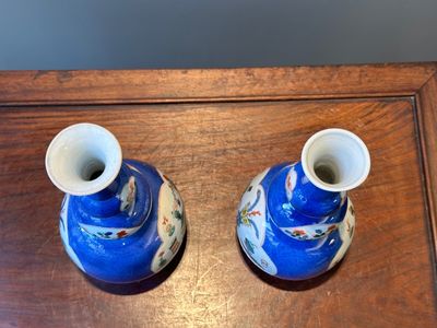 Paire de vases de forme triple gourde en porcelaine de Chine famille verte à fond bleu poudré à décor d'antiquités, Kangxi — photo 5
