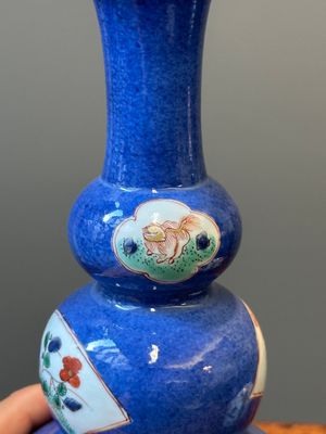 Paire de vases de forme triple gourde en porcelaine de Chine famille verte à fond bleu poudré à décor d'antiquités, Kangxi — photo 6