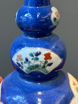 Paire de vases de forme triple gourde en porcelaine de Chine famille verte à fond bleu poudré à décor d'antiquités, Kangxi — photo 7