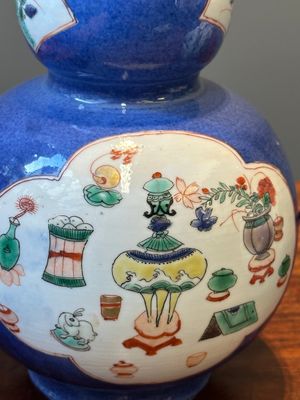 Paire de vases de forme triple gourde en porcelaine de Chine famille verte à fond bleu poudré à décor d'antiquités, Kangxi — photo 8