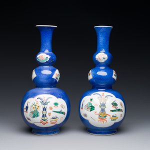 Paire de vases de forme triple gourde en porcelaine de Chine famille verte à fond bleu poudré à décor d'antiquités, Kangxi — photo 2