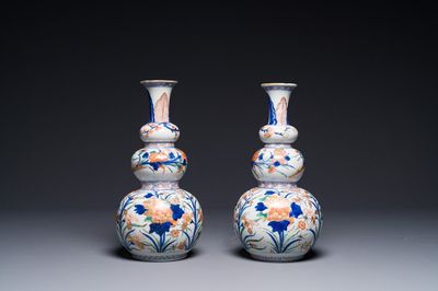 Paire de vases de forme triple gourde en porcelaine de Chine verte-Imari, Kangxi