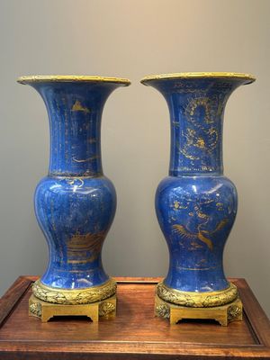 Paire de vases de forme 'yenyen' en porcelaine de Chine à décor doré sur fond bleu poudré aux montures en bronze doré, Kangxi — photo 1