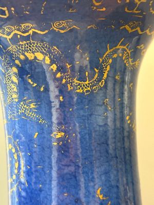 Paire de vases de forme 'yenyen' en porcelaine de Chine à décor doré sur fond bleu poudré aux montures en bronze doré, Kangxi — photo 20
