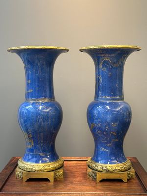 Paire de vases de forme 'yenyen' en porcelaine de Chine à décor doré sur fond bleu poudré aux montures en bronze doré, Kangxi — photo 2