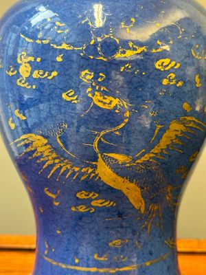 Paire de vases de forme 'yenyen' en porcelaine de Chine à décor doré sur fond bleu poudré aux montures en bronze doré, Kangxi — photo 21
