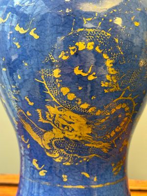 Paire de vases de forme 'yenyen' en porcelaine de Chine à décor doré sur fond bleu poudré aux montures en bronze doré, Kangxi — photo 22