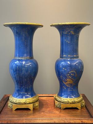 Paire de vases de forme 'yenyen' en porcelaine de Chine à décor doré sur fond bleu poudré aux montures en bronze doré, Kangxi — photo 3
