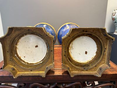 Paire de vases de forme 'yenyen' en porcelaine de Chine à décor doré sur fond bleu poudré aux montures en bronze doré, Kangxi — photo 6