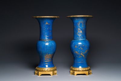Paire de vases de forme 'yenyen' en porcelaine de Chine à décor doré sur fond bleu poudré aux montures en bronze doré, Kangxi
