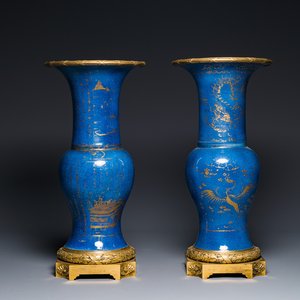Paire de vases de forme 'yenyen' en porcelaine de Chine à décor doré sur fond bleu poudré aux montures en bronze doré, Kangxi — photo 1