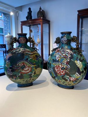 Paire de vases de type 'bianhu' en émaux cloisonnés, Chine, Jiaqing — photo 1