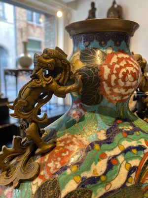 Paire de vases de type 'bianhu' en émaux cloisonnés, Chine, Jiaqing — photo 6