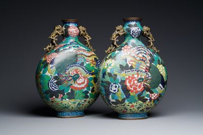 Paire de vases de type 'bianhu' en émaux cloisonnés, Chine, Jiaqing
