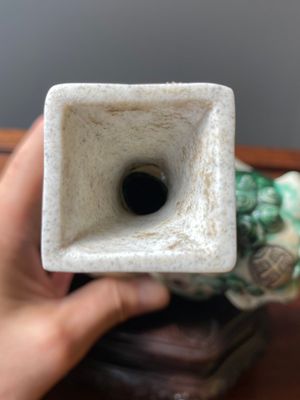 Paire de vases en biscuit émaillé verte reposant sur des lions bouddhistes, Chine, Kangxi — photo 12