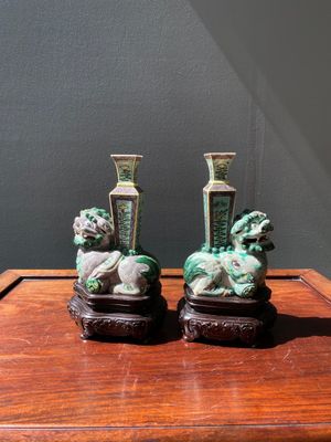 Paire de vases en biscuit émaillé verte reposant sur des lions bouddhistes, Chine, Kangxi — photo 2