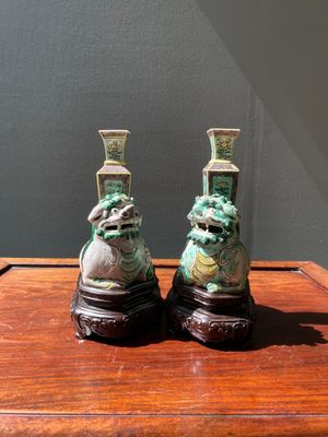 Paire de vases en biscuit émaillé verte reposant sur des lions bouddhistes, Chine, Kangxi — photo 5