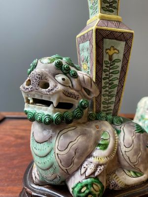 Paire de vases en biscuit émaillé verte reposant sur des lions bouddhistes, Chine, Kangxi — photo 7
