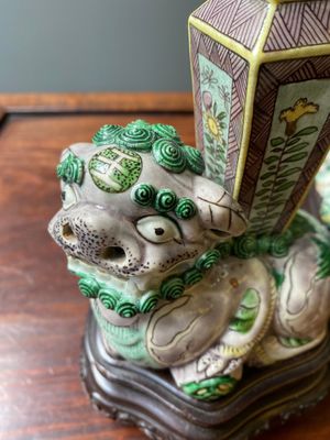 Paire de vases en biscuit émaillé verte reposant sur des lions bouddhistes, Chine, Kangxi — photo 8