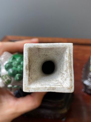 Paire de vases en biscuit émaillé verte reposant sur des lions bouddhistes, Chine, Kangxi — photo 9