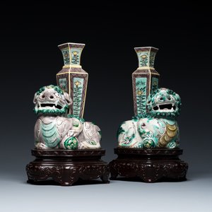 Paire de vases en biscuit émaillé verte reposant sur des lions bouddhistes, Chine, Kangxi — photo 2