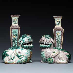 Paire de vases en biscuit émaillé verte reposant sur des lions bouddhistes, Chine, Kangxi — photo 3