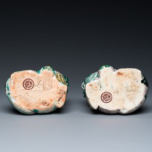 Paire de vases en biscuit émaillé verte reposant sur des lions bouddhistes, Chine, Kangxi — photo 8