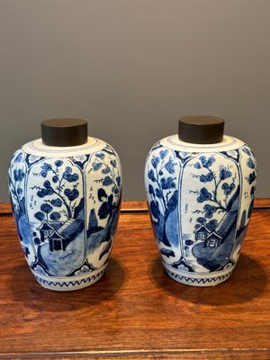 Paire de vases en faïence de Delft bleu et blanc à décor de style chinois aux couvercles en bois, 18ème — photo 2