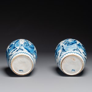 Paire de vases en faïence de Delft bleu et blanc à décor de style chinois aux couvercles en bois, 18ème — photo 5